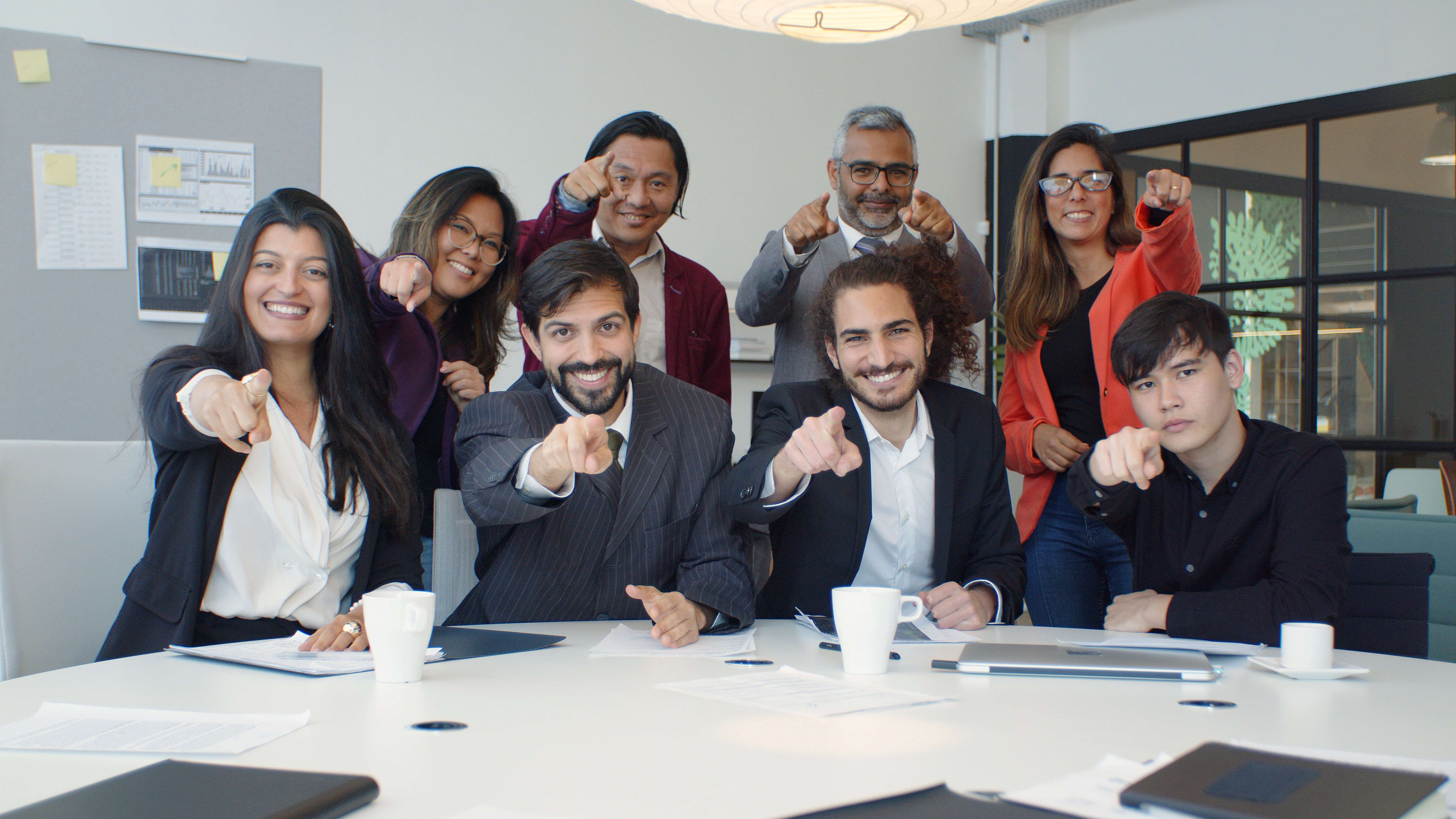 Profesionales senior construyendo sistemas de negocio
